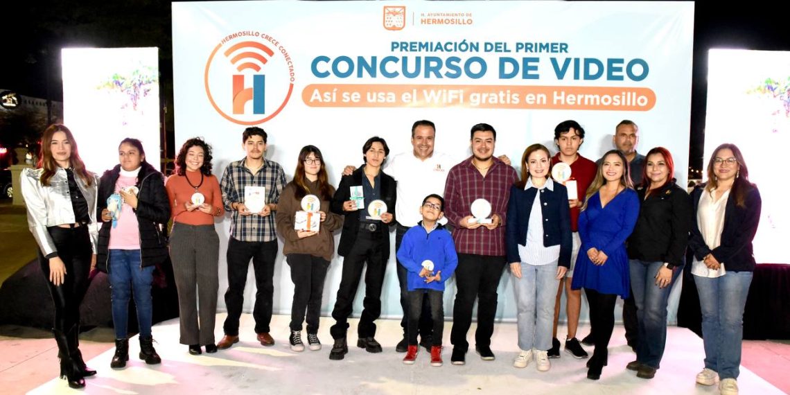 Premia Toño Astiazarán a personas ganadoras de “Así se usa el Wi-Fi gratis en Hermosillo”
