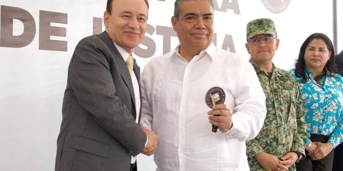 Entrega gobernador Alfonso Durazo patrullas para fortalecer labor de la FGJE