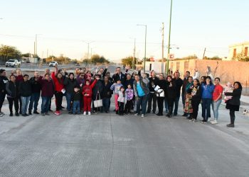 Entrega Toño Astiazarán pavimentación en un tramo más del bulevar Las Quintas