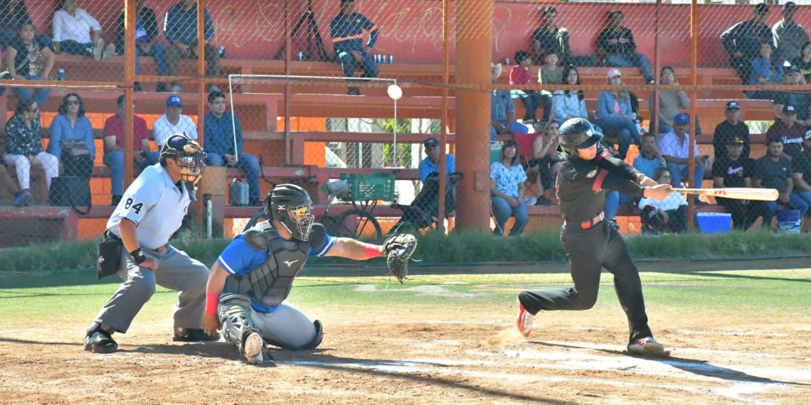 Compiten por el triunfo en la final de la Liga de Beisbol Interdependencias del Ayuntamiento de Hermosillo