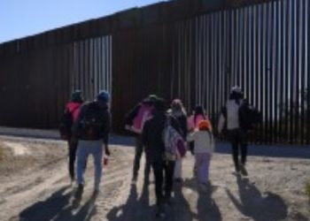 Impulsan republicanos de Arizona leyes contra migrantes