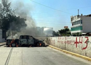 Atacan normalistas FGE-Guerrero y queman vehículos