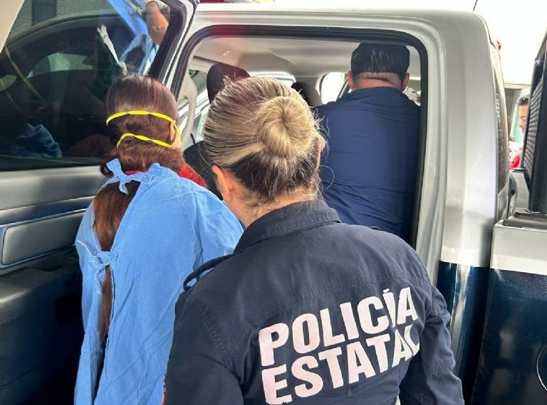 Mujer da a luz en patrulla