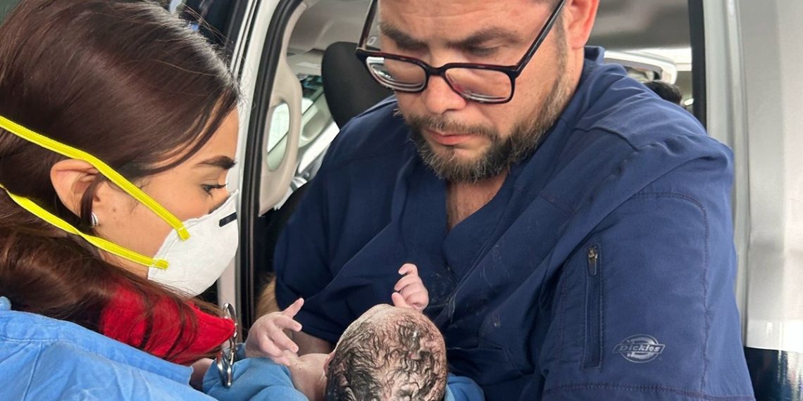 Madre da a luz en patrulla de la Policía Estatal de Seguridad Pública