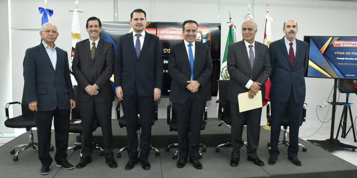 Acompaña Toño Astiazarán a integrantes de nuevo Consejo Directivo del Colegio de Economistas