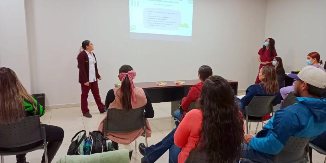 Orienta Isssteson a papás sobre la alimentación complementaria de bebés