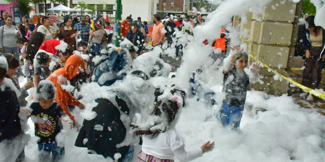 Disfrutan familias fiesta de espuma en la Víactiva