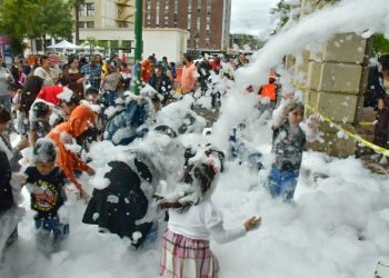 Disfrutan familias fiesta de espuma en la Víactiva