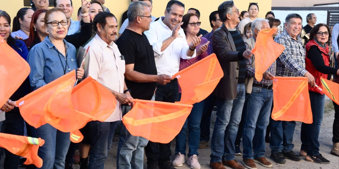 Inician Toño Astiazarán la pavimentación de la calle Villa Hermosa