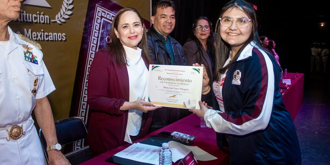 El Ayuntamiento de Guaymas reconoce a estudiantes de excelencia académica de nivel secundaria