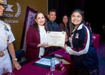 El Ayuntamiento de Guaymas reconoce a estudiantes de excelencia académica de nivel secundaria 