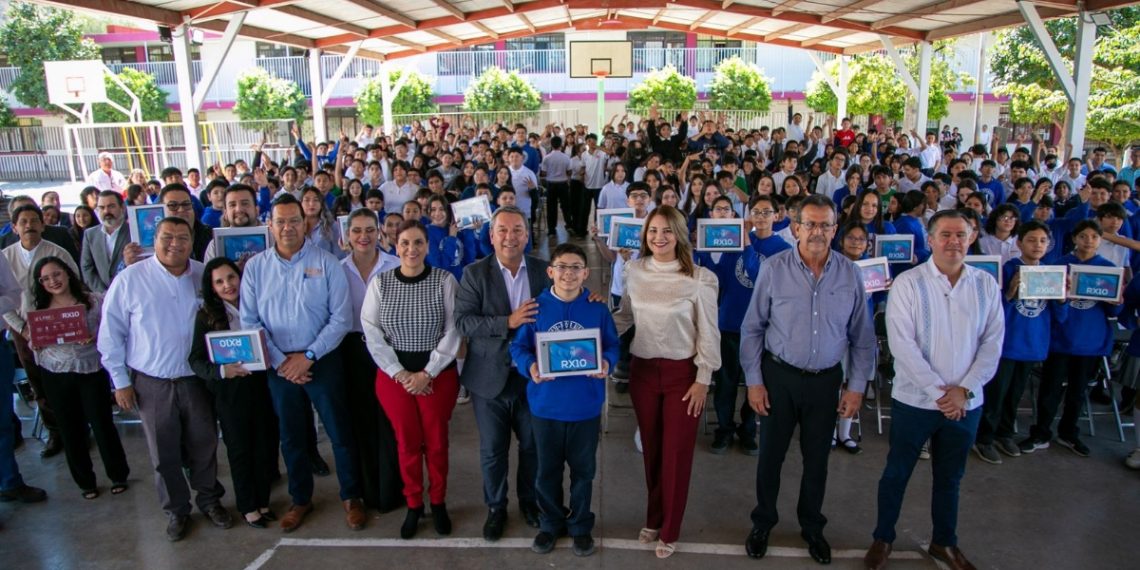 Entrega Gobierno de Sonora tabletas electrónicas y mobiliario en escuelas de nivel básico