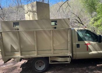 Aseguran en Sonora vehículos con blindaje artesanal, arsenal y seis personas