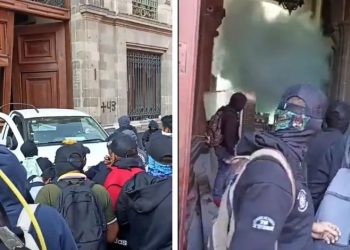 Manifestantes de Ayotzinapa tumban puerta en Palacio Nacional