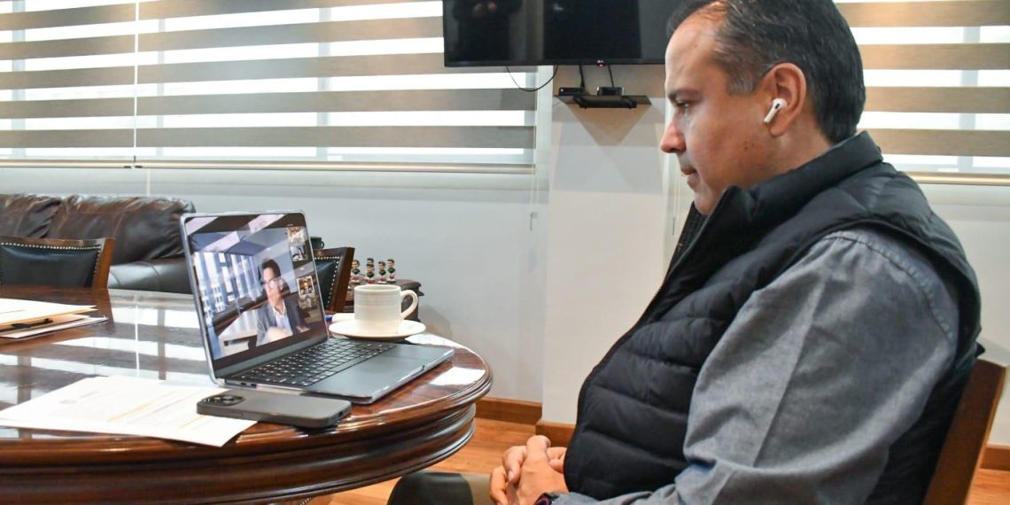 Tiende Toño Astiazarán alfombra roja a nuevas inversiones