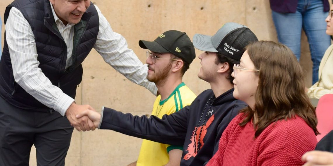 Incluye Toño Astiazarán a comunidad artística y cultural a CRECES en Salud