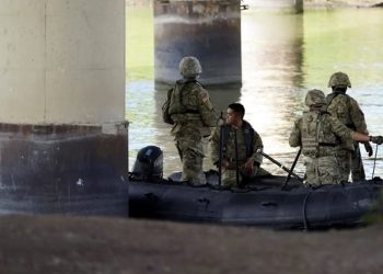 Construye Texas campamento militar en frontera con México