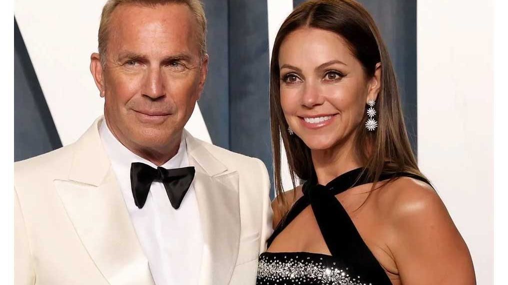 Ex de Kevin Costner sale con amigo del actor