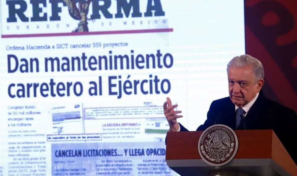 Va Ejército a carreteras por transas de constructores: AMLO
