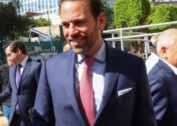 Loret de Mola se carea en Juzgado con hermano de AMLO