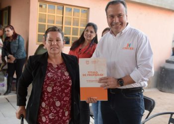 Entrega Toño Astiazarán certeza en su patrimonio a 9 familias más