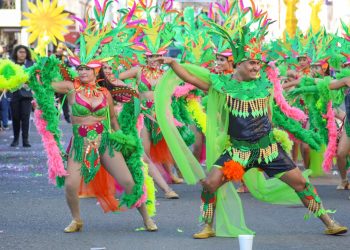 Un éxito primer desfile de comparsas y carros alegóricos del Carnaval Guaymas 2024 “La magia de Sonora”.