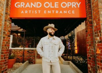 Carín Leon abrirá concierto para los Rolling Stone en Arizona