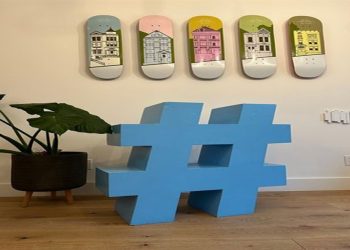 Compran ex empleados reliquias de Twitter para decorar