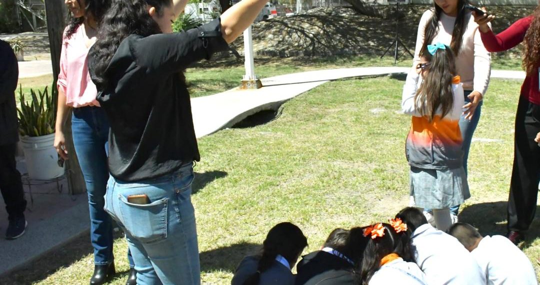 Observan Eclipse Solar 2024 en el Centro Hábitat Café Combate