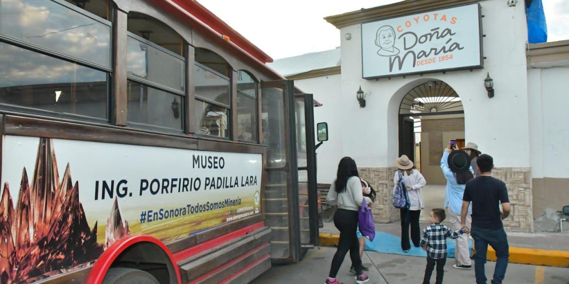 Disfrutan residentes y visitantes del Trolebús Turístico de Hermosillo