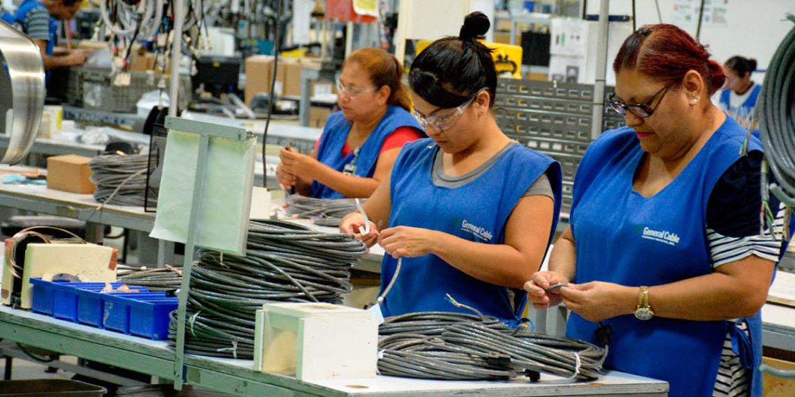 Empleo manufacturero liga cinco meses a la baja: Inegi