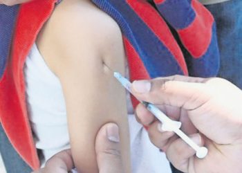Se quedan 316 mil menores sin vacuna