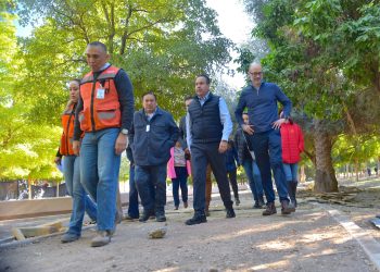 Muestra Toño Astiazarán obras en Parque Madero a alcalde de San Pedro Garza García, Nuevo León