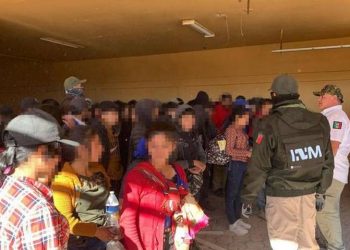 Localizan a 101 migrantes guatemaltecos en una casa abandonada en Santa Ana