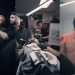 Peso Pluma se anestesia por completo para hacerse nuevos tatuajes en el cuerpo