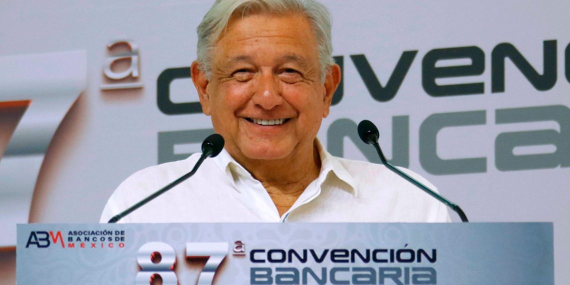 AMLO presume sus ‘otros datos’ en Convención Bancaria