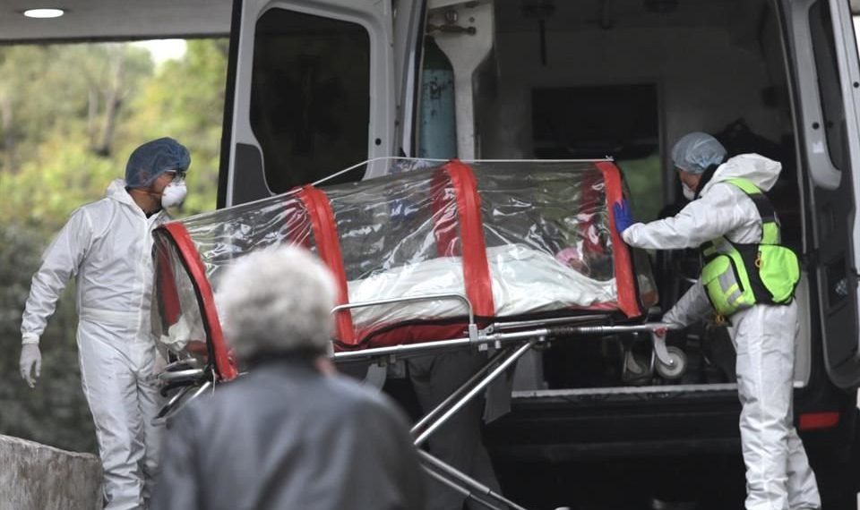 Comisión Independiente de Covid-19 atribuye 300 mil muertes en exceso a malas decisiones del gobierno