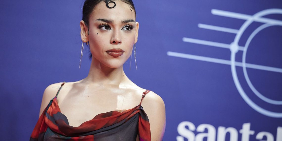 Critican a Danna por admitir que prefiere España que México