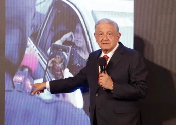Retén de encapuchados es propaganda o montaje: AMLO