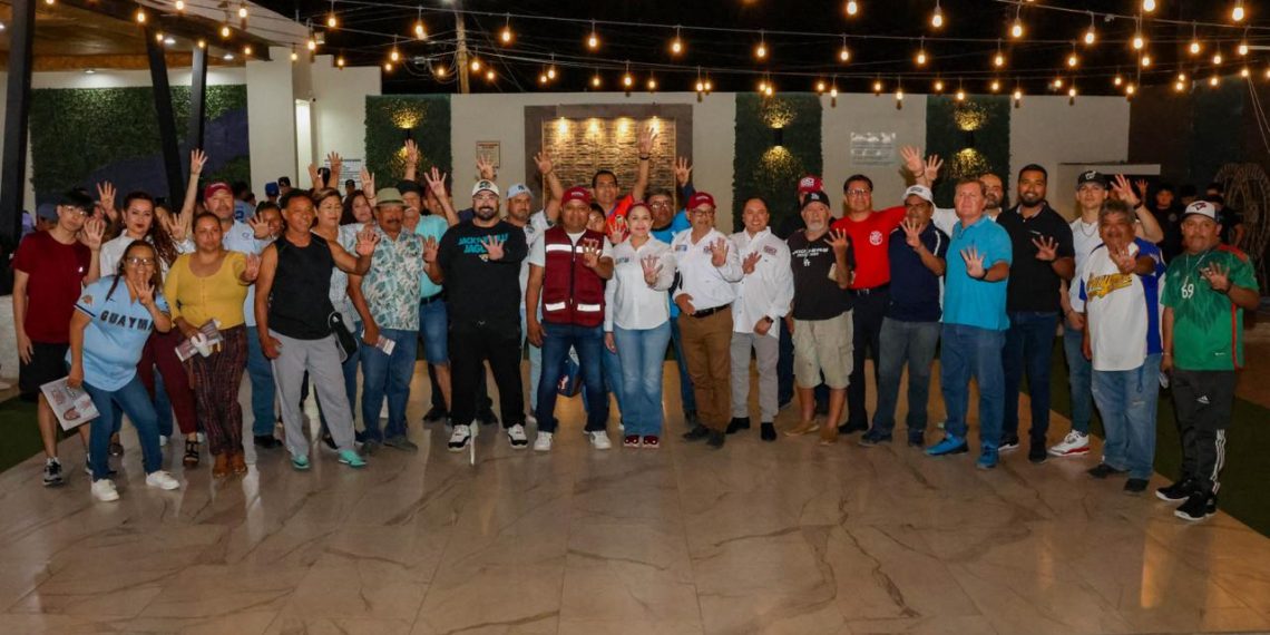 Presenta la candidata a la presidencia municipal Karla Córdova González propuestas de trabajo a deportistas.