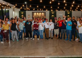 Presenta la candidata a la presidencia municipal Karla Córdova González propuestas de trabajo a deportistas.