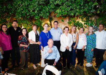 Dialoga Ely Sallard con vecinos de la Colonia Centenario para atender las necesidades desde el Congreso del Estado