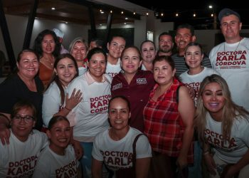 Dialoga la candidata a la alcaldía la doctora Karla Córdova González con personal de ISSSTESON, ITSON y Maquilas