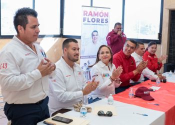 Escuchan taxistas propuestas de la doctora Karla Córdova González, candidata a la presidencia municipal