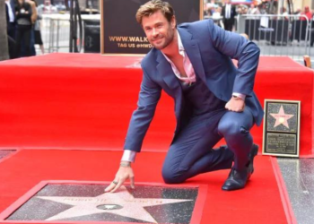 Chris Hemsworth devela su estrella en el Paseo de la Fama en Hollywood