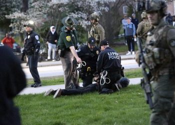 Van 2 mil arrestos en protestas por Gaza en campus de EU