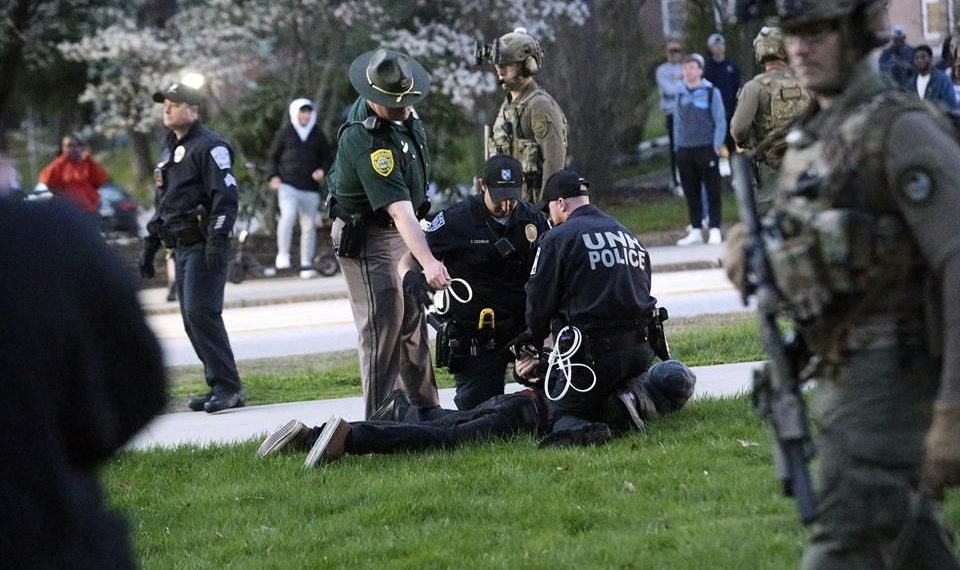 Van 2 mil arrestos en protestas por Gaza en campus de EU