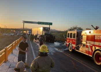 Se registra incendio de tráiler en carretera Santa Ana-Caborca