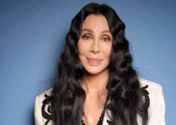 Cher confiesa por qué sale con hombres más jóvenes: “Los demás estan muertos”