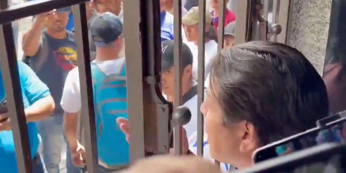 CNTE encierra a Mario Delgado en oficina de Morena